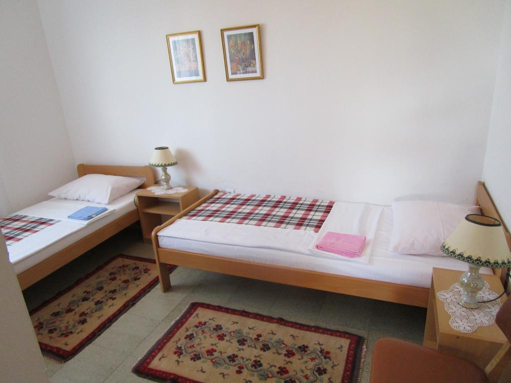 Beachfront House Nada - Happy Rentals Karlobag Zimmer foto