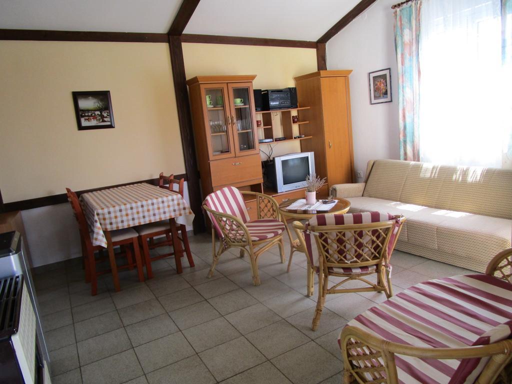 Beachfront House Nada - Happy Rentals Karlobag Zimmer foto